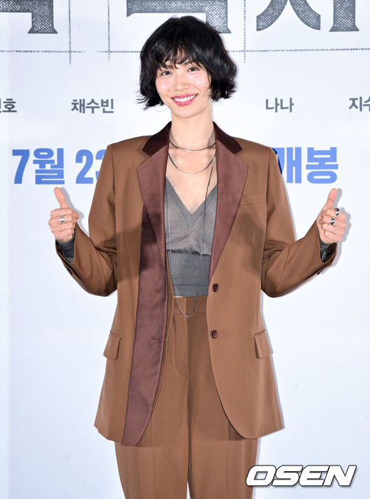 [OSEN=조은정 기자]영화 ‘전지적 독자 시점(이하 전독시)’(감독 김병우, 전독시) 언론시사 및 기자간담회가 15일 서울 강남구 메가박스 코엑스에서 열렸다.동명의 인기 웹툰을 원작으로 한 영화 ‘전독시’는 10년 이상 연재된 소설이 완결된 날 소설 속 세계가 현실이 되어 버리고, 유일한 독자였던 김독자(안효섭 분)가 소설의 주인공 유중혁(이민호 분) 그리고 동료들과 함께 멸망한 세계에서 살아남기 위한 판타지 액션물. 7월 23일 개봉.배우 나나가 포즈를 취하고 있다. 2025.07.15 /cej@osen.co.kr