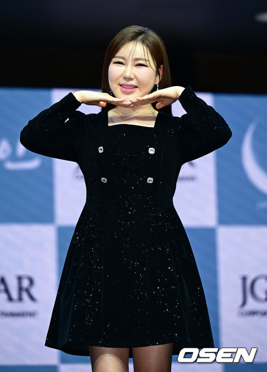 [OSEN=김성락 기자] 11일 오후 서울 스카이아트홀 가수 송가인의 정규 4집 앨범 발매 기념 쇼케이스 행사가 열렸다. 이번 4집 앨범은 기존 정통 트로트 뿐 아니라 발��, 모던 가요 등 장르의 곡들로 가득 채웠다. 더블 타이틀곡 '아사달'과 '눈물이 난다'를 비롯해 직접 작사에 참여한 '평생' 등 총 9곡을 담았다.가수 송가인이 포즈를 취하고 있다.  2025.02.11 / ksl0919@osen.co.kr  