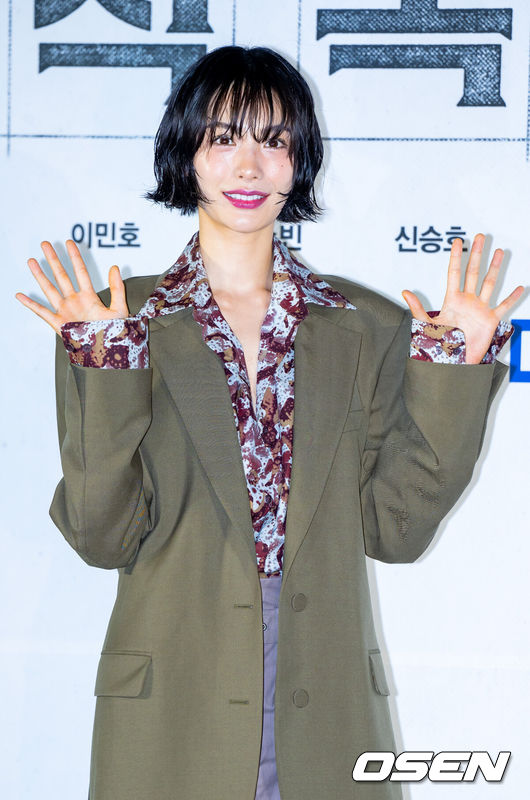 [OSEN=민경훈 기자] 17일 서울 광진구 롯데시네마 건대입구에서 영화 '전지적 독자 시점' 제작보고회가 열렸다.배우 안효섭, 이민호, 채수빈, 신승호, 나나 주연의 영화 '전지적 독자 시점'(감독 김병우)은 10년 이상 연재된 소설이 완결된 날 소설 속 세계가 현실이 되어 버리고, 유일한 독자였던 ‘김독자’가 소설의 주인공 ‘유중혁’ 그리고 동료들과 함께 멸망한 세계에서 살아남기 위한 판타지 액션 영화다.배우 나나가 포토타임을 갖고 있다. 2025.06.17 /rumi@osen.co.kr