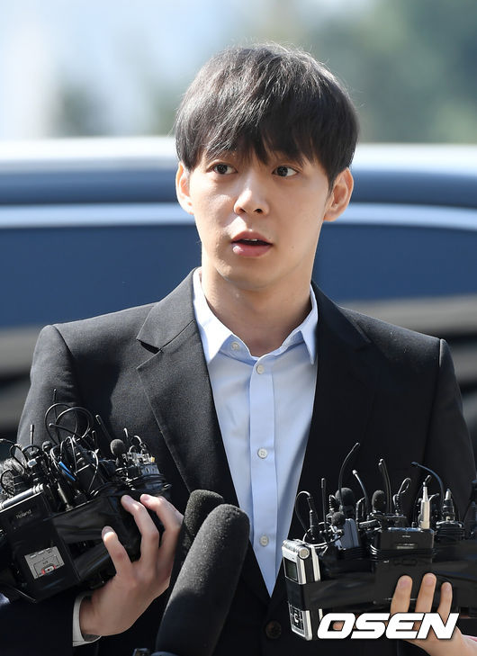 [OSEN=수원, 민경훈 기자] 17일 오전 경기 수원시 장안구 경기남부지방경찰청 앞에서 그룹 JYJ 멤버이자 배우 박유천이 경찰에 소환되고 있다.박유천은 앞서 황하나에 의해 마약을 권유한 연예인 A씨로 지목당하면서 논란이 일었다. 이에 지난 10일 기자회견을 열고 자신이 황하나가 지목한 연예인 A씨가 맞지만 마약을 하지 않았다라고 직접 밝혔다.한편, 경기남부지방경찰청 마약수사대는 지난 16일 오전 박유천의 자택을 압수수색한 가운데, 박유천은 이 날 경찰에 자진 출석했다.가수이자 배우 박유천이 경기남부지방경찰청 포토라인에 서서 짧게 입장을 밝히고 있다. /rumi@osen.co.kr