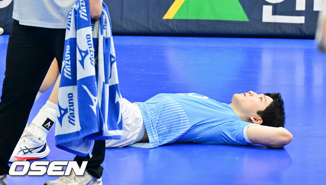 [OSEN=수원, 박준형 기자]  한국전력이 1위 대한항공을 상대로 세트 스코어 3-0(25-20 25-21 25-18) 완승을 거두며 리그 3위로 올라섰다.반면 1위 대한항공은 승점을 추가하지 못해 승점 45에 머물렀고, 2위 현대캐피탈과의 격차를 벌리지 못하며 선두 자리가 더욱 위태해졌다.경기종료 후 대한항공 정지석이 패배에 아쉬워하고 있다.    2026.01.20 / soul1014@osen.co.kr