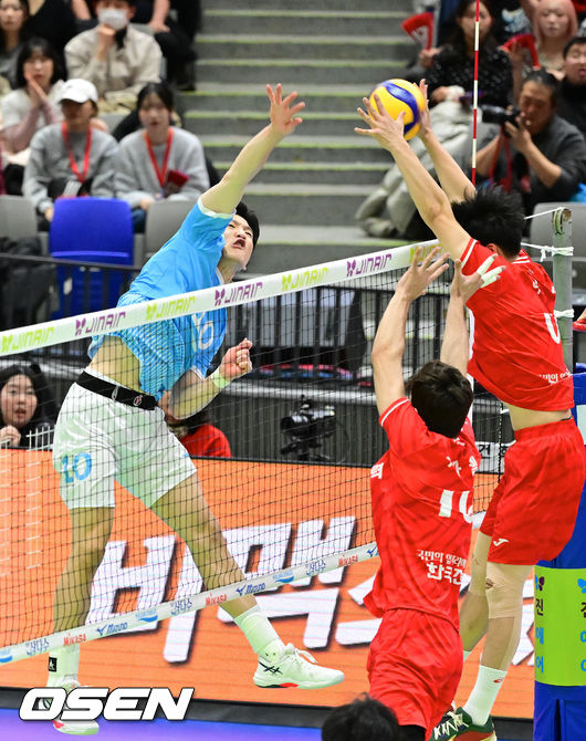 [OSEN=수원, 박준형 기자] 20일 오후 수원실내체육관에서 진에어 2025-2026 V리그 남자부 한국전력과 대한항공의 경기가 진행됐다.대한항공은 주전 아웃사이드 히터들의 부상 속에 4연패 뒤 1승을 거뒀지만 여전히 현대캐피탈에 승점 1 차로 쫓기며 1위 수성이 불안하고, 한국전력은 승점 35의 4위로 대한항공을 잡으면 3위로 올라설 수 있다.2세트 대한항공 정지석이 강타를 날리고 있다.  2026.01.20 / soul1014@osen.co.kr