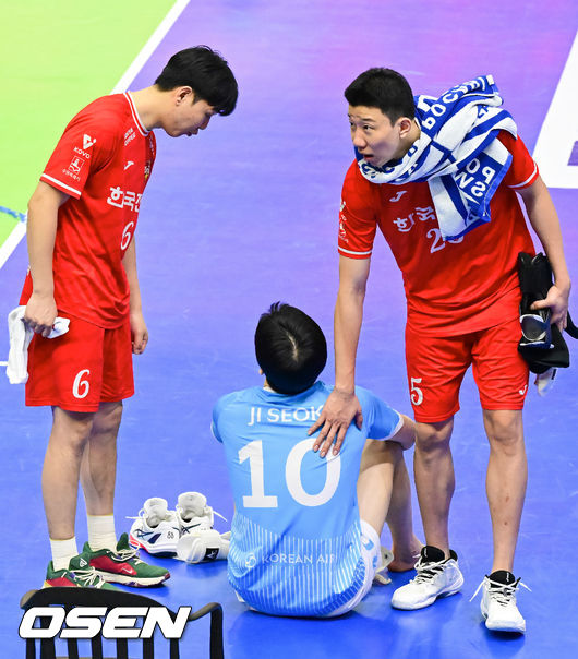 [OSEN=수원, 박준형 기자]  한국전력이 1위 대한항공을 상대로 세트 스코어 3-0(25-20 25-21 25-18) 완승을 거두며 리그 3위로 올라섰다.반면 1위 대한항공은 승점을 추가하지 못해 승점 45에 머물렀고, 2위 현대캐피탈과의 격차를 벌리지 못하며 선두 자리가 더욱 위태해졌다.경기종료 후 대한항공 정지석이 한국전력 신영석, 하승우에게 위로를 받고 있다.  2026.01.20 / soul1014@osen.co.kr
