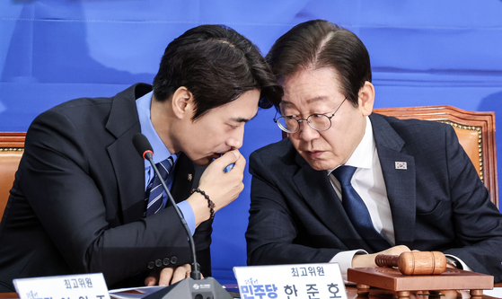 이재명 대통령이 더불어민주당 대표를 지내던 2024년 9월 당 최고위원회의 도중 당시 최고위원이던 한준호 의원과 대화를 나누고 있다. 김성룡 기자
