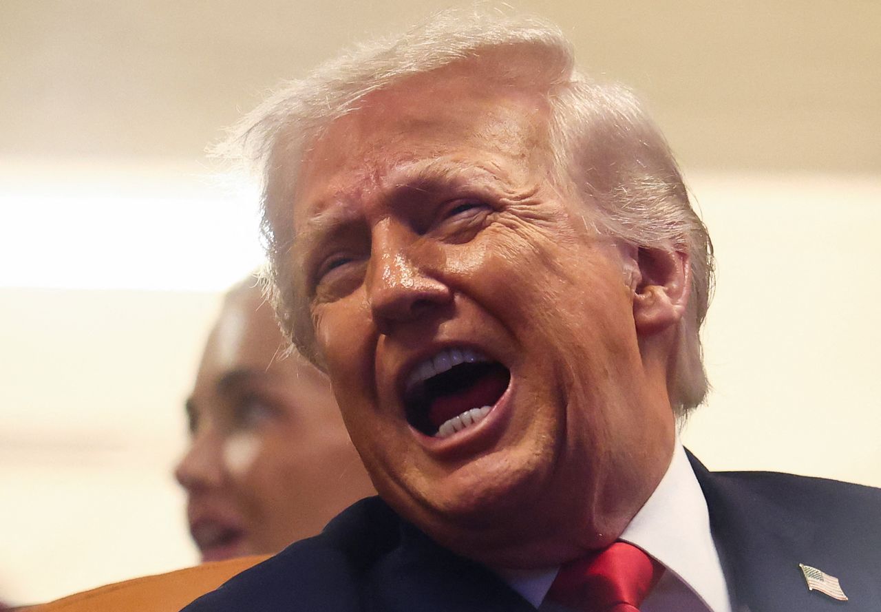 도널드 트럼프 미국 대통령이 19일(현지시간) 플로리다주 마이애미가든스 소재 하드록 스타디움에서 열린 인디애나 후시어스와 마이애미 허리케인스의 대학 미식축구 플레이오프 전국 챔피언십 경기를 스카이박스에서 관람하며 웃음을 보이고 있다. 로이터=연합뉴스