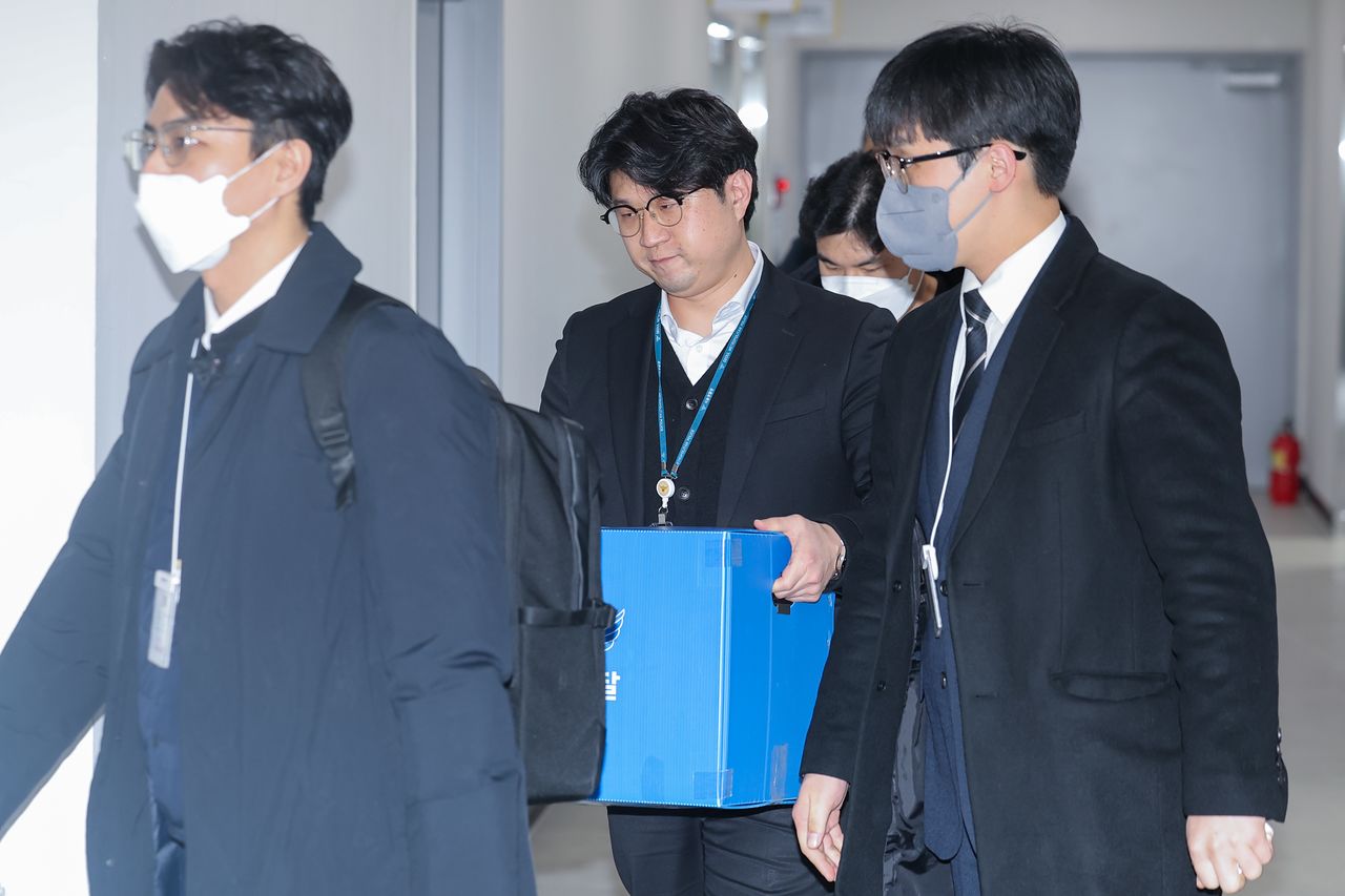 경찰이 더불어민주당 김병기 의원 부인의 업무추진비 유용 의혹과 관련해 동작구의회 등을 압수수색 중인 19일 서울 동작구의회에서 경찰 관계자들이 압수품을 옮기고 있다. 연합뉴스