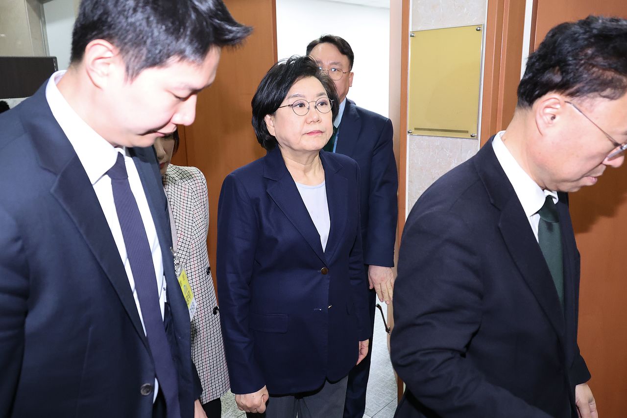 국회에서 대기하던 이 후보자. [뉴스1]