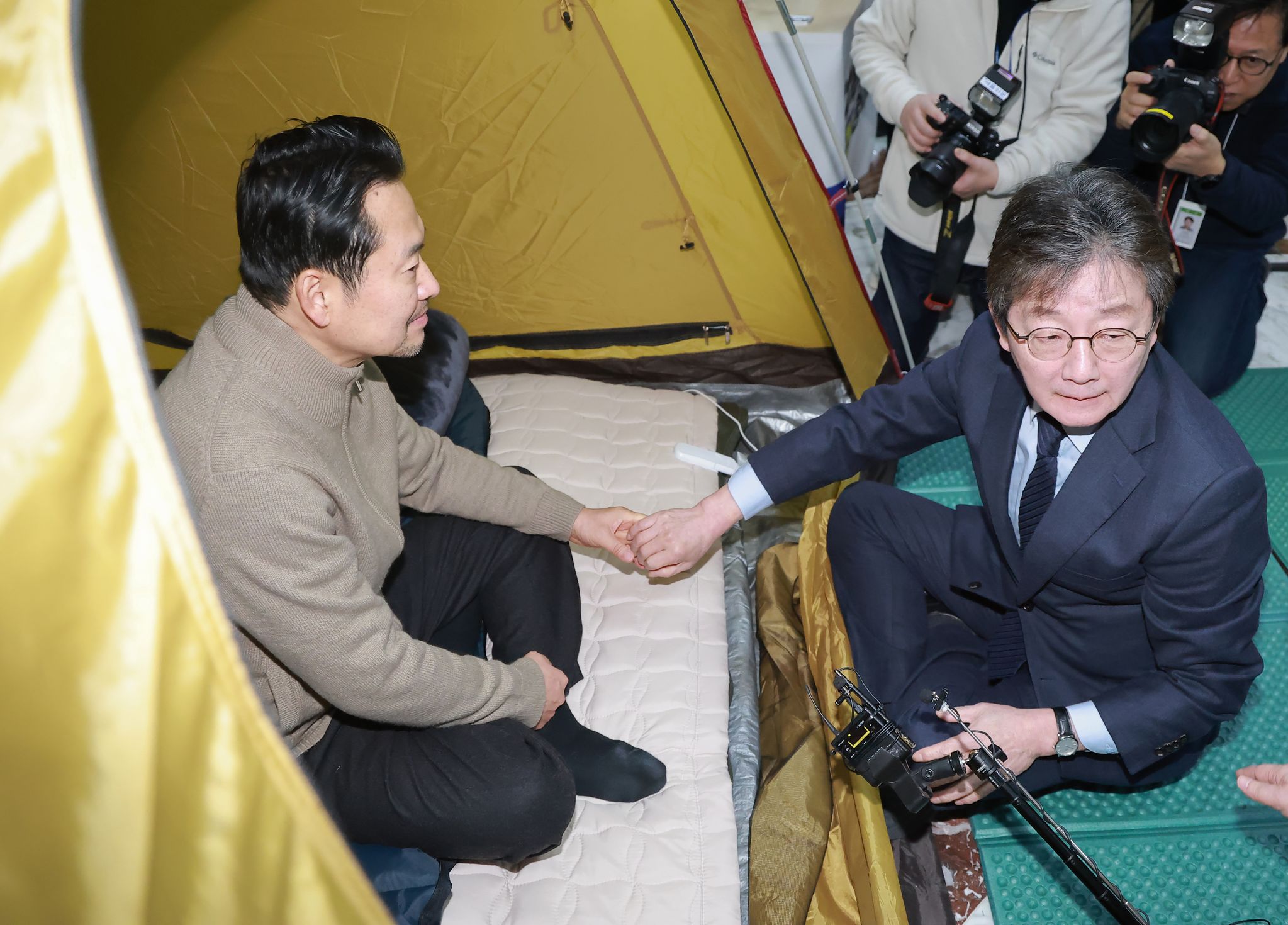장동혁 대표가 20일 국회 로텐더홀 단식 농성장을 찾은 유승민 전 의원과 대화하고 있다. 연합뉴스