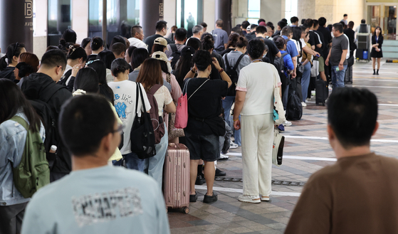 지난해 9월 23일 서울 중구 롯데면세점 명동점에서 중국인 관광객이 입장을 위해 대기해 있는 모습. 연합뉴스