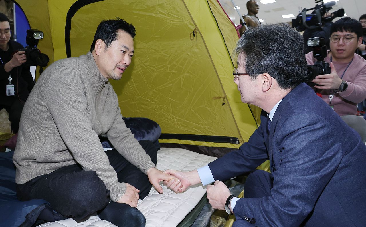 통일교 특검과 공천뇌물 특검 수용을 촉구하며 단식 농성 중인 장동혁 국민의힘 대표(왼쪽)가 20일 오전 국회 로텐더홀에서 단식 농성 텐트를 방문한 유승민 전 의원과 대화하고 있다. 임현동 기자