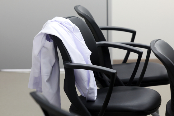 의자에 걸린 의사 가운. 연합뉴스