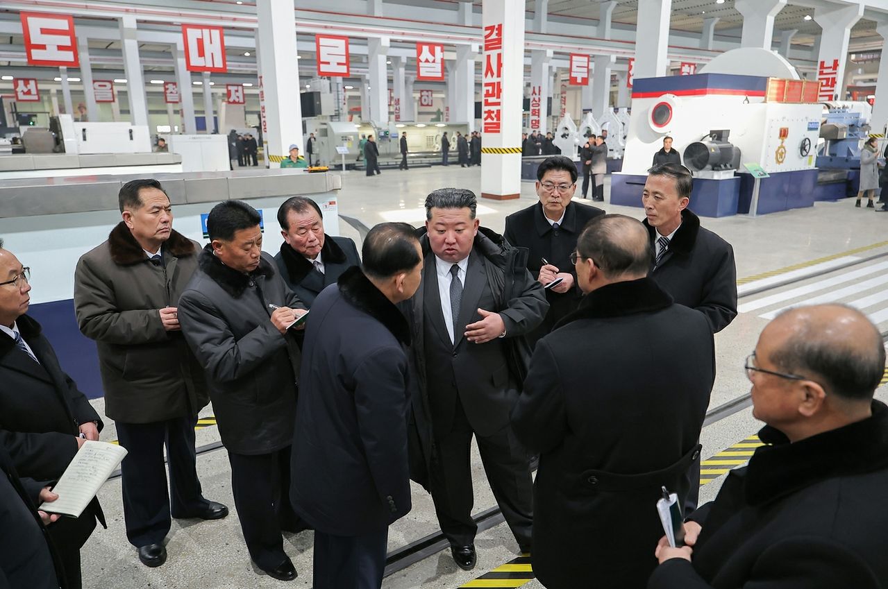 김정은 북한 국무위원장이 지난 19일 준공식이 열린 용성기계연합기업소 1단계 개건(리모델링) 설비를 둘러보면서 담당 간부에게 지시를 내리는 모습. 노동신문, 뉴스1