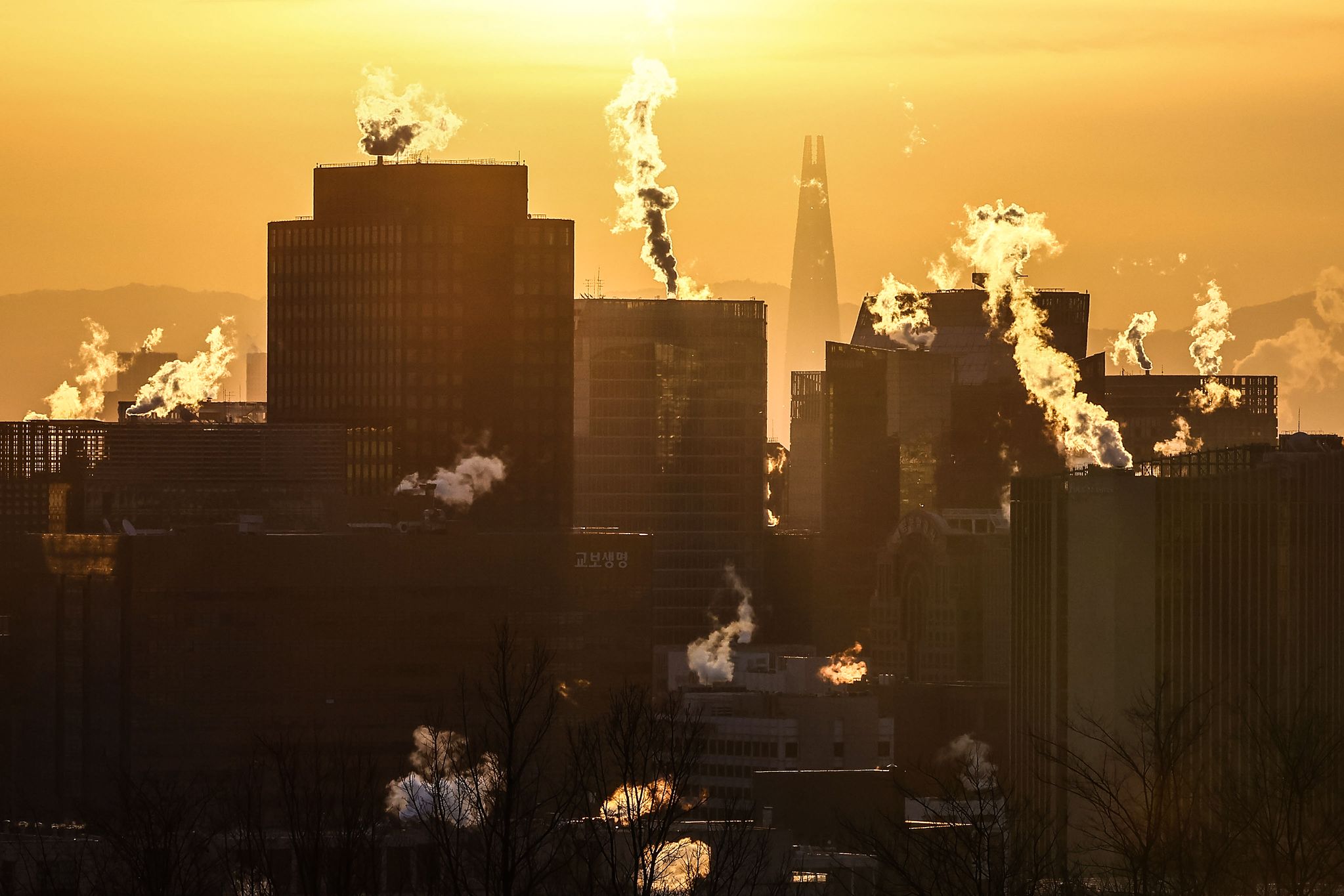 한파주의보가 발효된 20일 서울 도심 빌딩에서 난방을 가동하며 발생한 수증기가 피어오르고 있다. 김종호 기자