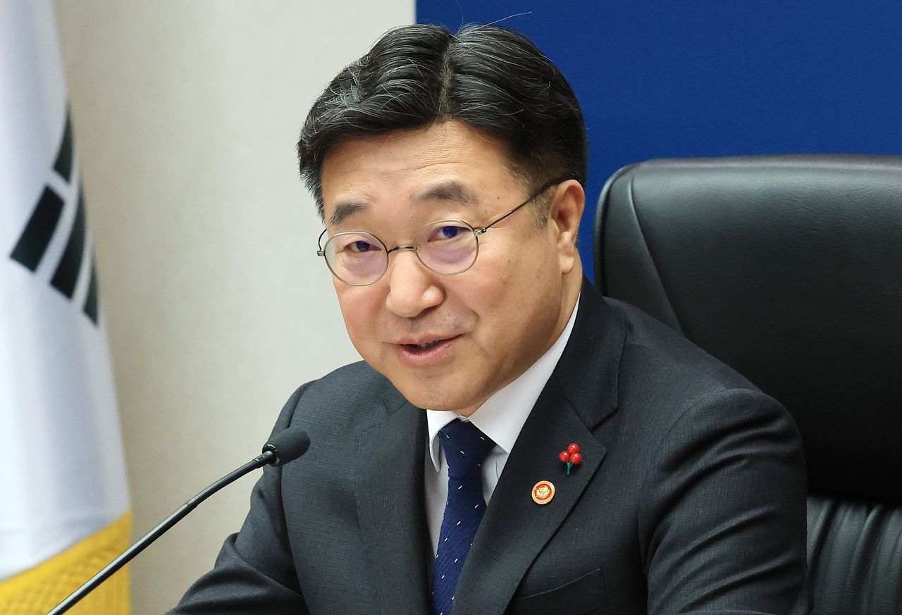 윤호중 행정안전부 장관이 지난 14일 오전 서울 종로구 정부서울청사에서 열린 행안부 산하기관 업무보고에서 모두발언을 하고 있다. 뉴스1