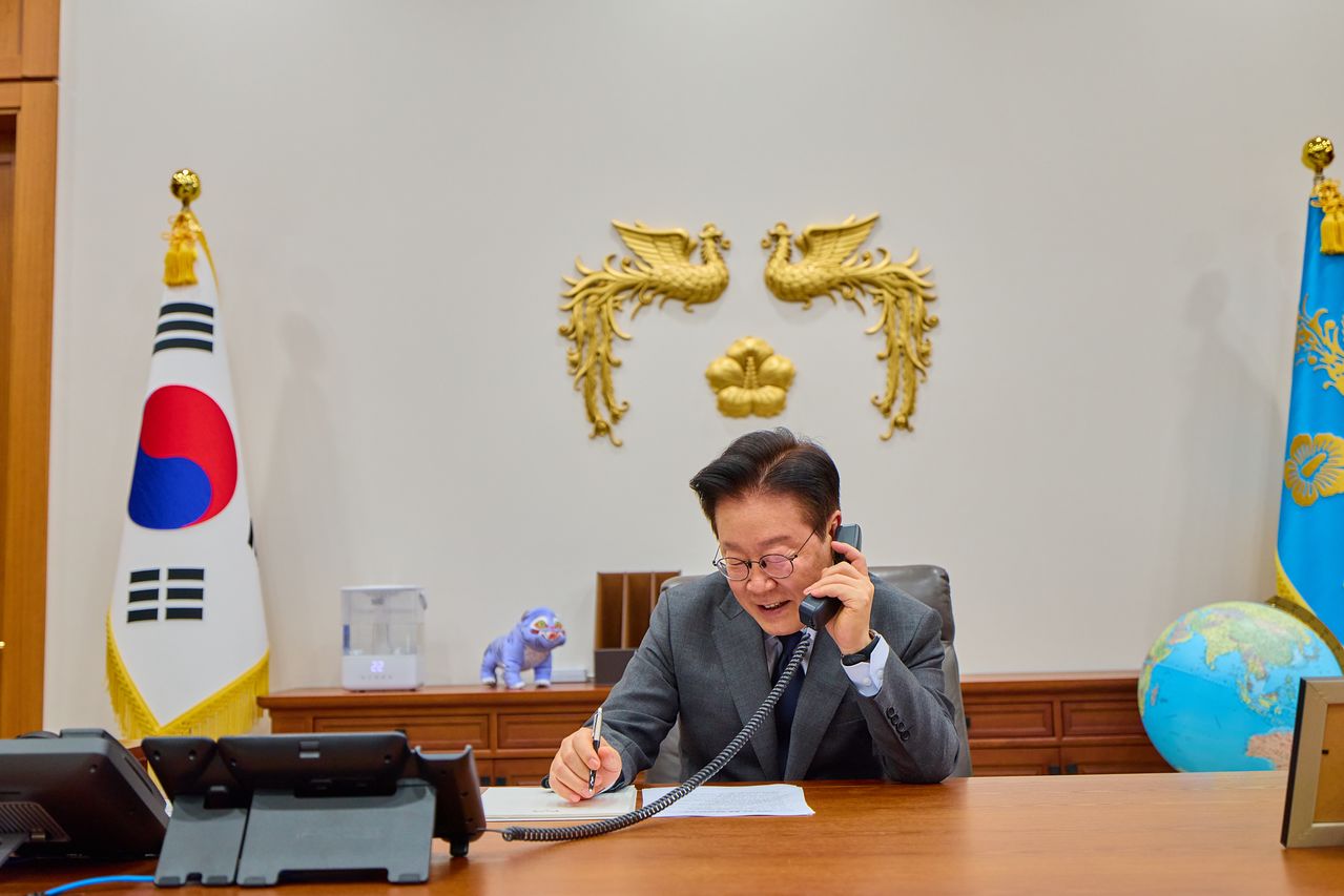 이재명 대통령이 20일 청와대에서 타밈 빈 하마드 알사니 카타르 국왕과 통화를 하고 있다. 사진 청와대