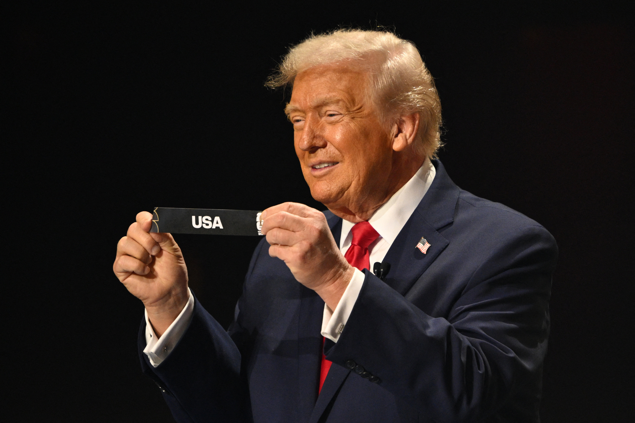 도널드 트럼프 미국 대통령이 지난해 12월 5일(현지시간) 미국 워싱턴DC 존 F. 케네디 공연예술센터에서 열린 조 추첨 행사에 참석해 추첨을 하고 있다. 로이터=연합뉴스