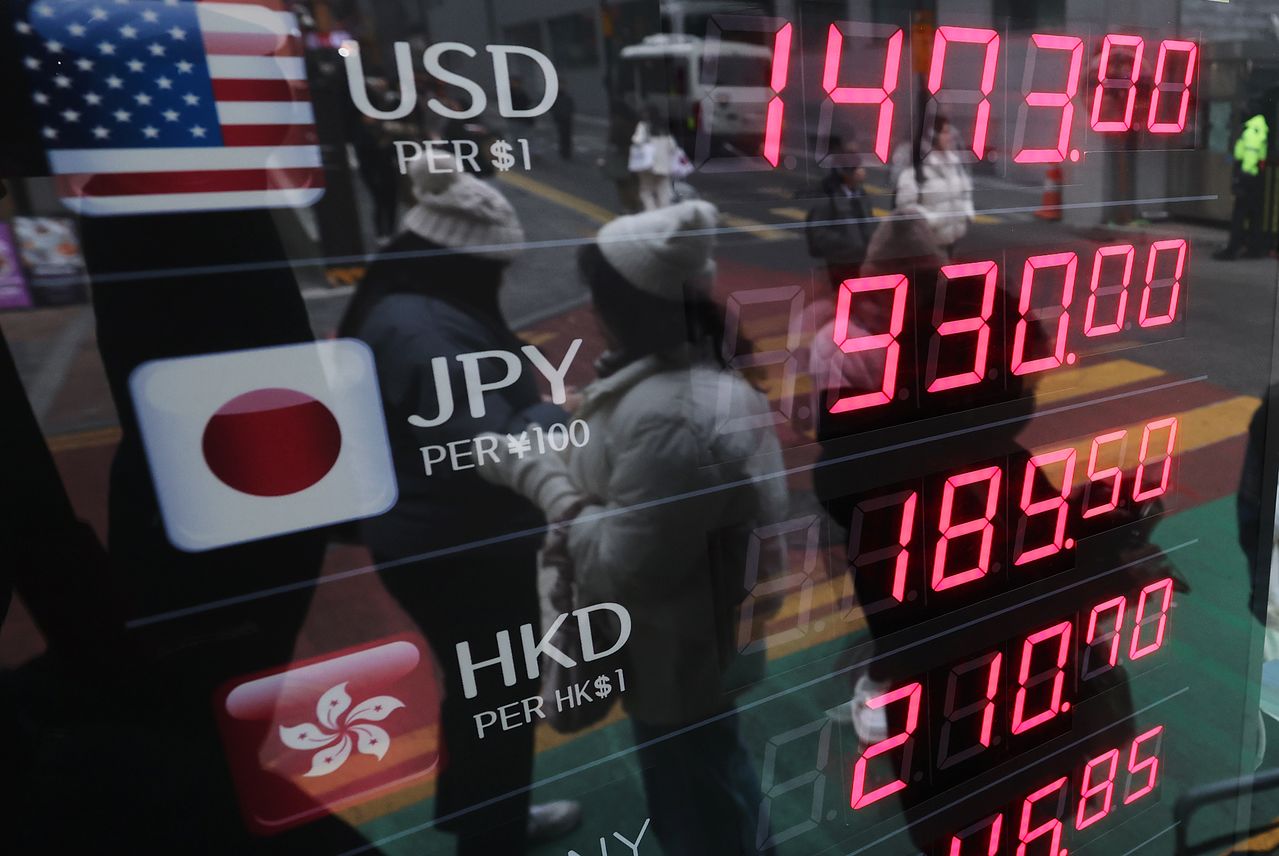 외환 당국의 개입에도 불구하고 원·달러 환율이 1480원에 육박하는 등 고환율·고물가의 이중고가 계속되는 가운데 18일 오후 서울 중구 명동거리의 환전소에서 외국인들이 환전을 하고 있다. 뉴스1