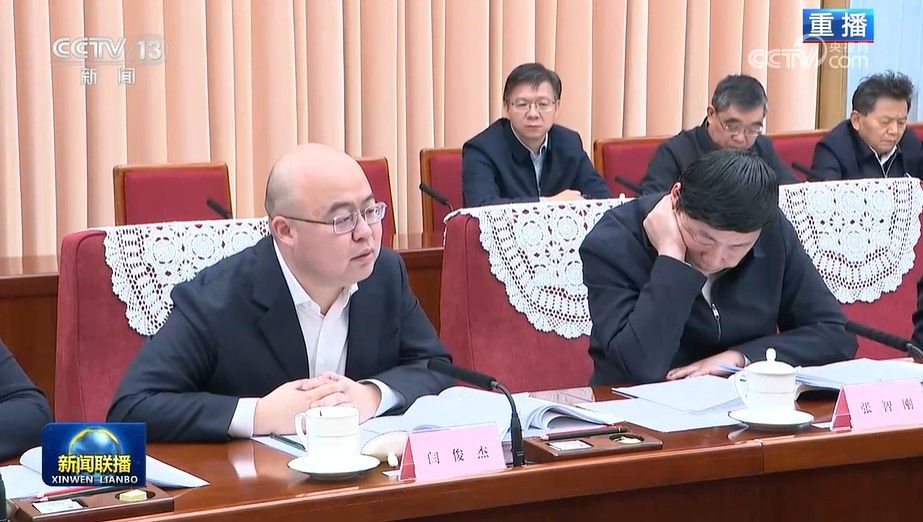 19일 리창 중국 국무원 총리가 소집한 전문가 좌담회에서 중국 토종 인공지능 기업 미니맥스(MiniMax) 창업자 겸 최고책임자 옌쥔제(閆俊杰, 왼쪽)가 발언하고 있다. 사진 CC-TV 캡처