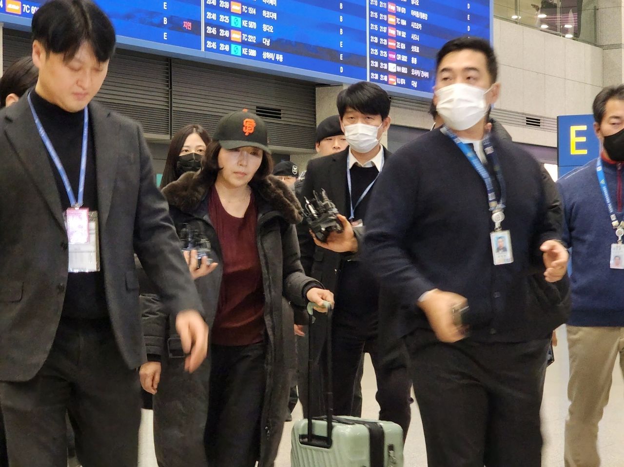김경 서울시의원이 지난 11일 인천국제공항 제1여객터미널을 통해 귀국하고 있다. 뉴스1