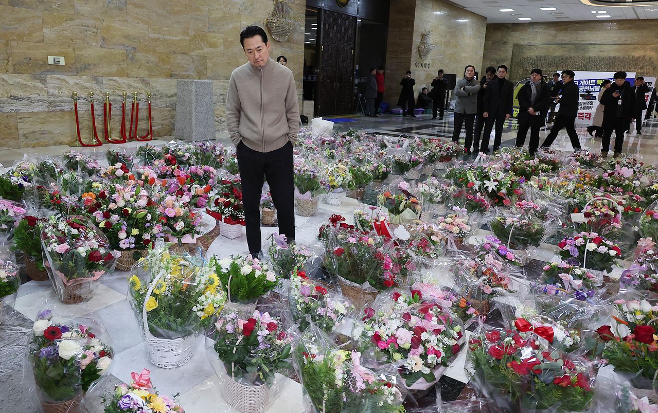 쌍특검법(통일교·더불어민주당 공천헌금 의혹) 수용을 촉구하며 엿새째 단식 중인 장동혁 국민의힘 대표가 20일 오전 국회 로텐더홀에서 지지자들이 보낸 꽃바구니를 보고 있다. 임현동 기자