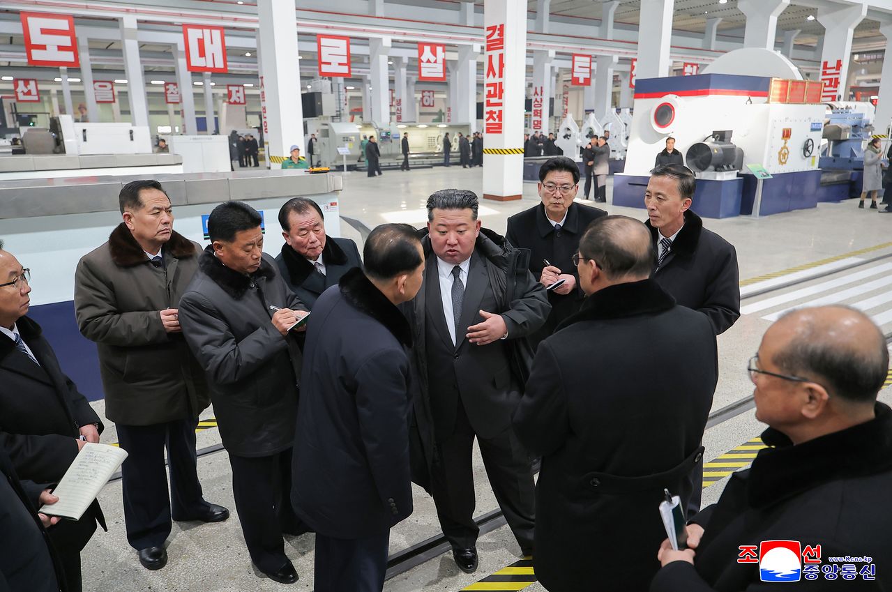 김정은 북한 노동당 총비서가 19일 룡성기계연합기업소 1단계 개건 현대화대상 준공식에 참석했다고 조선중앙통신이 20일 보도했다. 평양 조선중앙통신=연합뉴스 