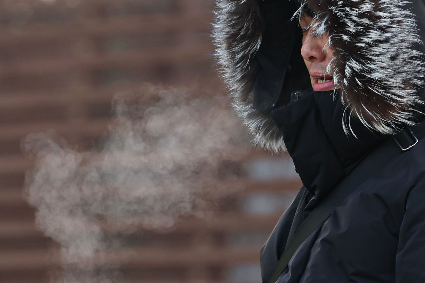 20일 오전 서울 송파구 잠실역 인근에서 시민이 추위에 입김을 불고 있다. 뉴시스