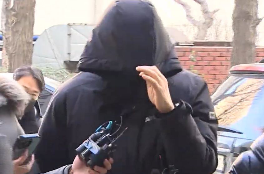 무소속 강선우 의원의 전직 보좌관 남씨가 경찰 조사를 위해 17일 서울 마포구 서울경찰청 광역수사단으로 향하고 있다. 연합뉴스TV 캡처