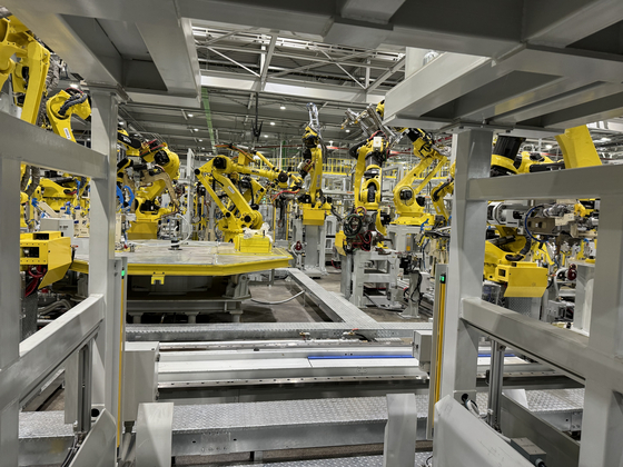 경기 광명시 '기아 오토랜드 광명' 공장 내부 모습. 이곳은 1973년 국내 최초의 컨베이어 벨트 방식 일관 공정 종합 자동차 공장으로 출발했는데, 로봇팔(협동로봇)이 조립을 하는 공장으로 탈바꿈했다. 광명=고석현 기자