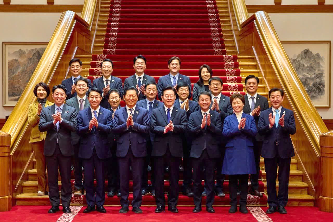 지난 19일 청와대에서 이재명 대통령과 정청래 더불어민주당 대표, 한병도 원내대표 등 민주당 지도부가 만찬을 마친 뒤 기념촬영을 하고 있다. 사진 이언주 더불어민주당 수석최고위원 페이스북 캡처