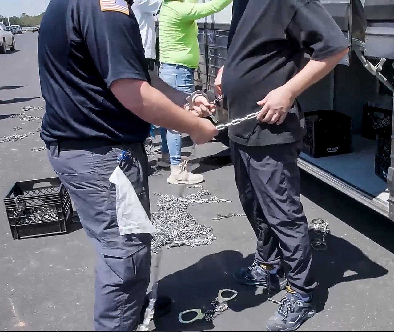 지난해 9월 미 조지아주 배터리 공장에서 ICE 요원이 직원을 체포하고 있다. [사진 ICE 영상 캡처]