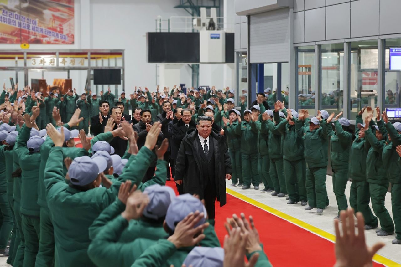지난 19일 함경남도 함흥에 있는 "용성기계연합기업소 １단계 개건(리모델링) 현대화대상 준공식에 참석한 김정은 국무위원장의 모습. 노동신문, 뉴스1