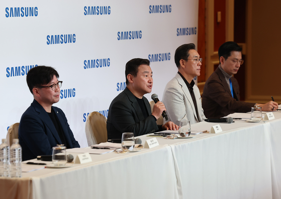 'CES 2026' 현장에서 열린 삼성전자 기자간담회. 왼쪽부터 용석우 영상디스플레이사업부장, 노태문 디바이스경험(DX) 부문장(사장), 김철기 생활가전사업부장, 임성택 한국총괄장. 연합뉴스