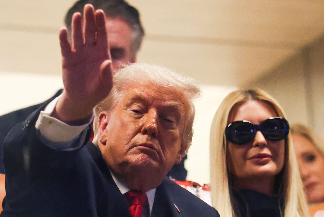 도널드 트럼프 미국 대통령이 19일(현지시간) 플로리다주 마이애미가든스의 하드록 스타디움에서 열린 인디애나 후시어스와 마이애미 허리케인스의 대학 미식축구 플레이오프 전국 챔피언십 경기를 관람하고 있다. 옆에는 딸 이방카 트럼프. 로이터=연합뉴스