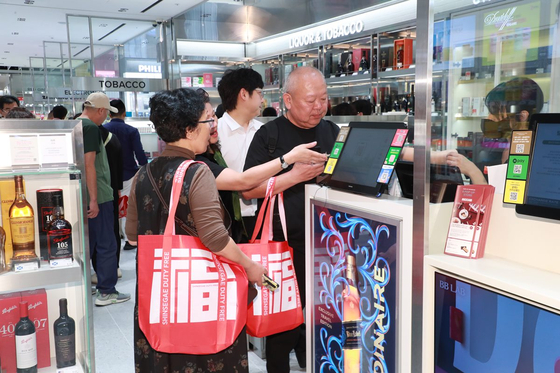 친환경 가방 '포춘백'을 들고 쇼핑하는 관광객들의 모습. 신세계면세점은 지난해 9월 29일부터 외국인 고객을 대상으로 복(福) 글자를 새긴 친환경 '포춘백(FORTUNE BAG)' 사은행사를 진행한다고 밝혔다. 사진 신세계면세점 