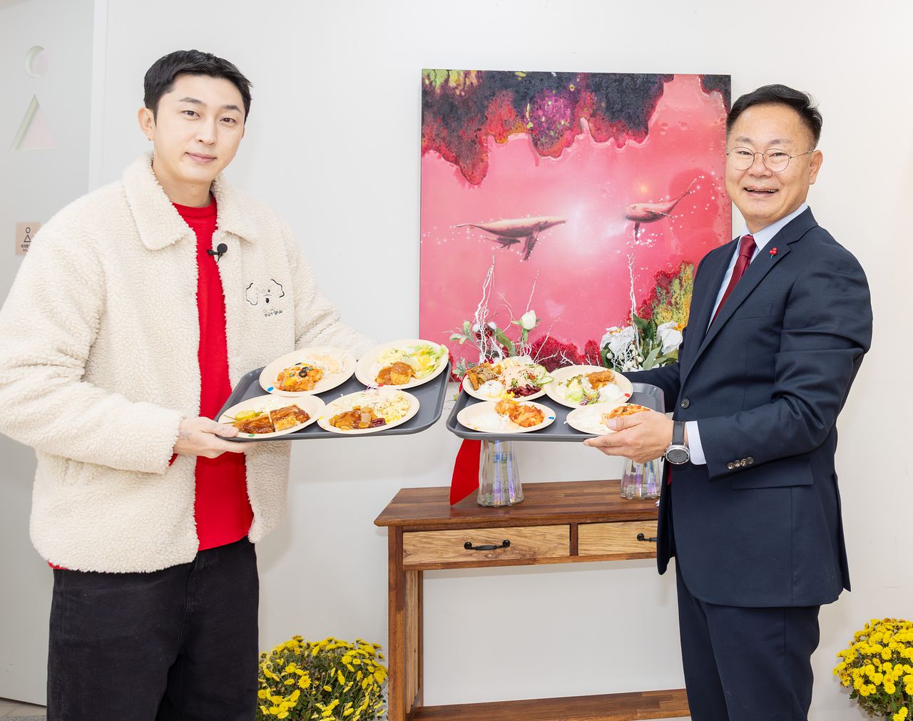 김재욱 칠곡군수와 래퍼 슬리피가 칠곡군 돈까스를 들고 기념 촬영을 하고 있다. 사진 칠곡군