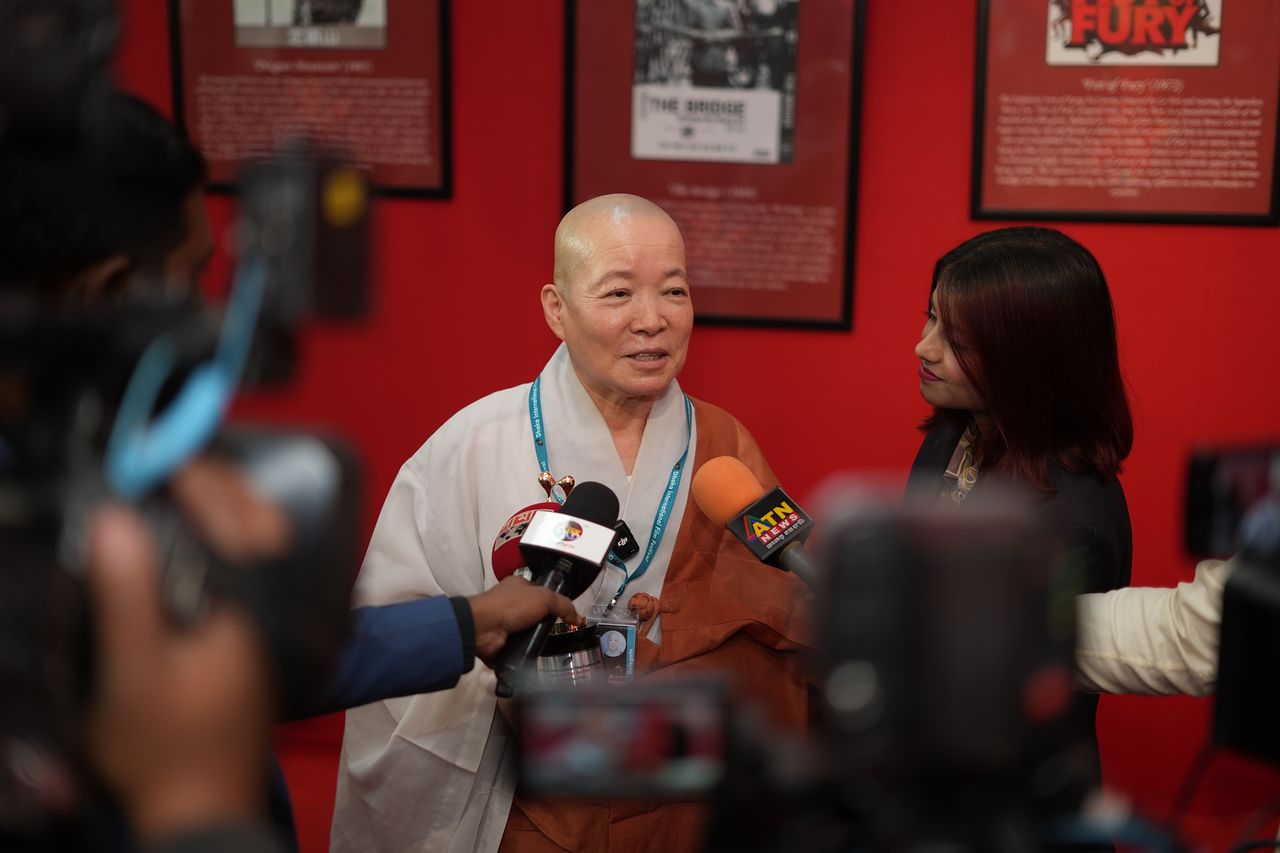 대해 스님이 방글라데시 다카에서 현지 언론에게 '베스트 픽션 필름상' 수상 소감을 밝히고 있다. 사진 대해선원