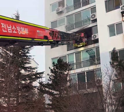 자녀 3명 고립된 아파트 화재 현장. 사진 전남 광양소방서