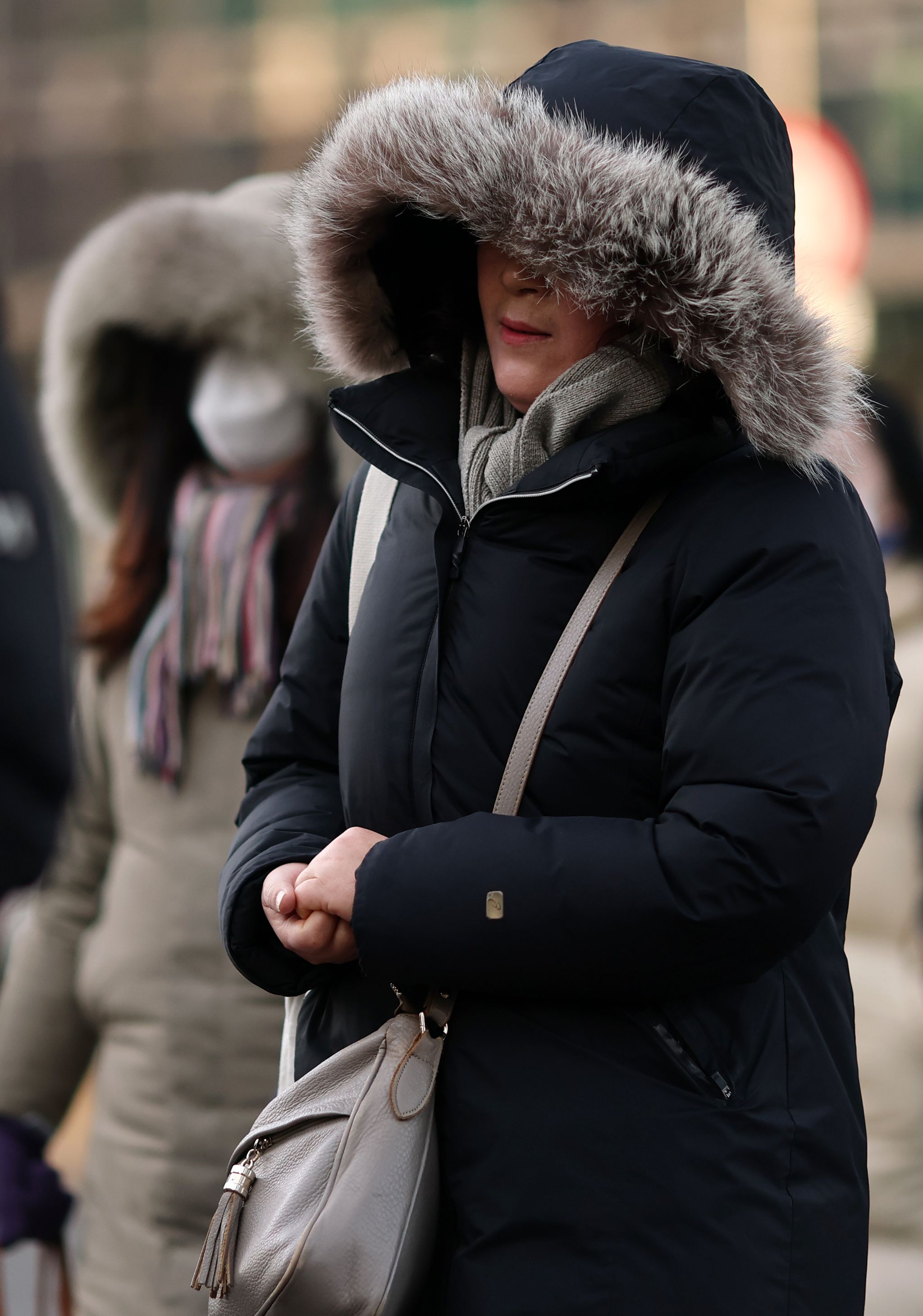 20일 서울 세종대로사거리에서 시민들이 횡단보도를 건너고 있다. 연합뉴스