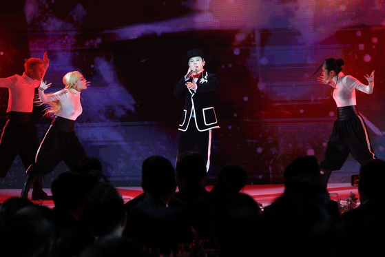 가수 지드래곤이 지난해 10월 31일 경북 경주시 라한셀렉트호텔에서 열린 2025 아시아태평양경제협력체(APEC) 정상회의 환영 만찬에서 공연을 펼치고 있다. 연합뉴스