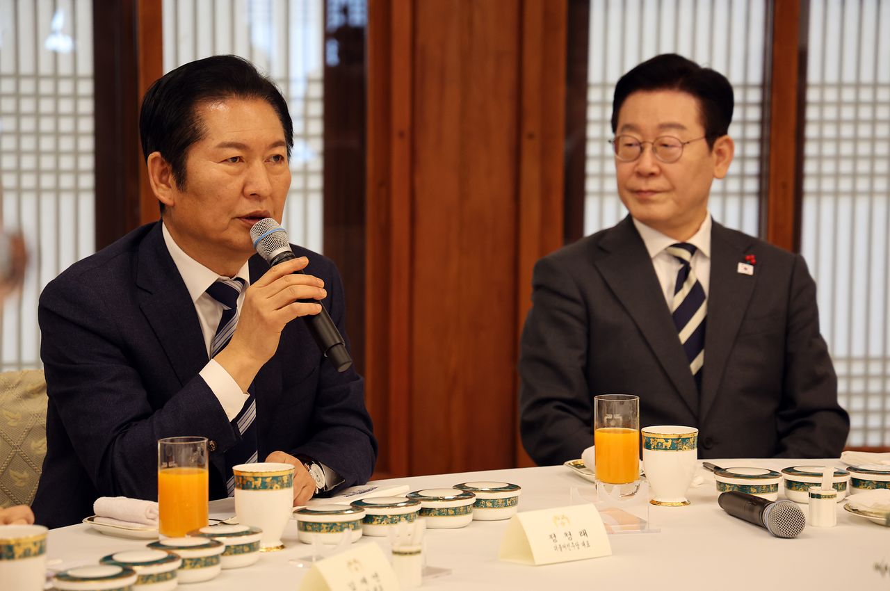 정청래 더불어민주당 대표가 지난 16일 청와대 상춘재에서 열린 여야 지도부 초청 오찬 간담회에서 발언을 하고 있다. 청와대사진기자단