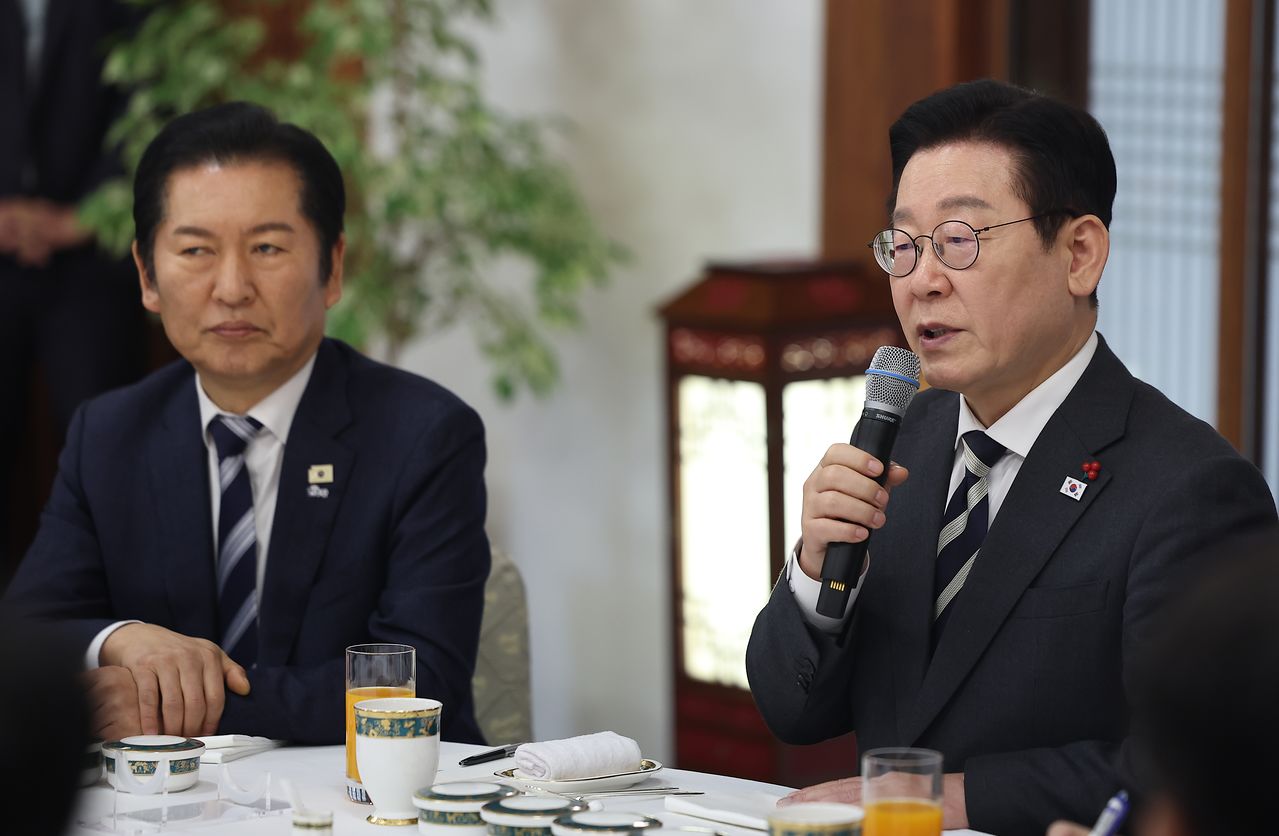 이재명 대통령이 16일 청와대 상춘재에서 열린 정당 지도부 초청 오찬에서 발언하고 있다.   왼쪽은 더불어민주당 정청래 대표. 연합뉴스