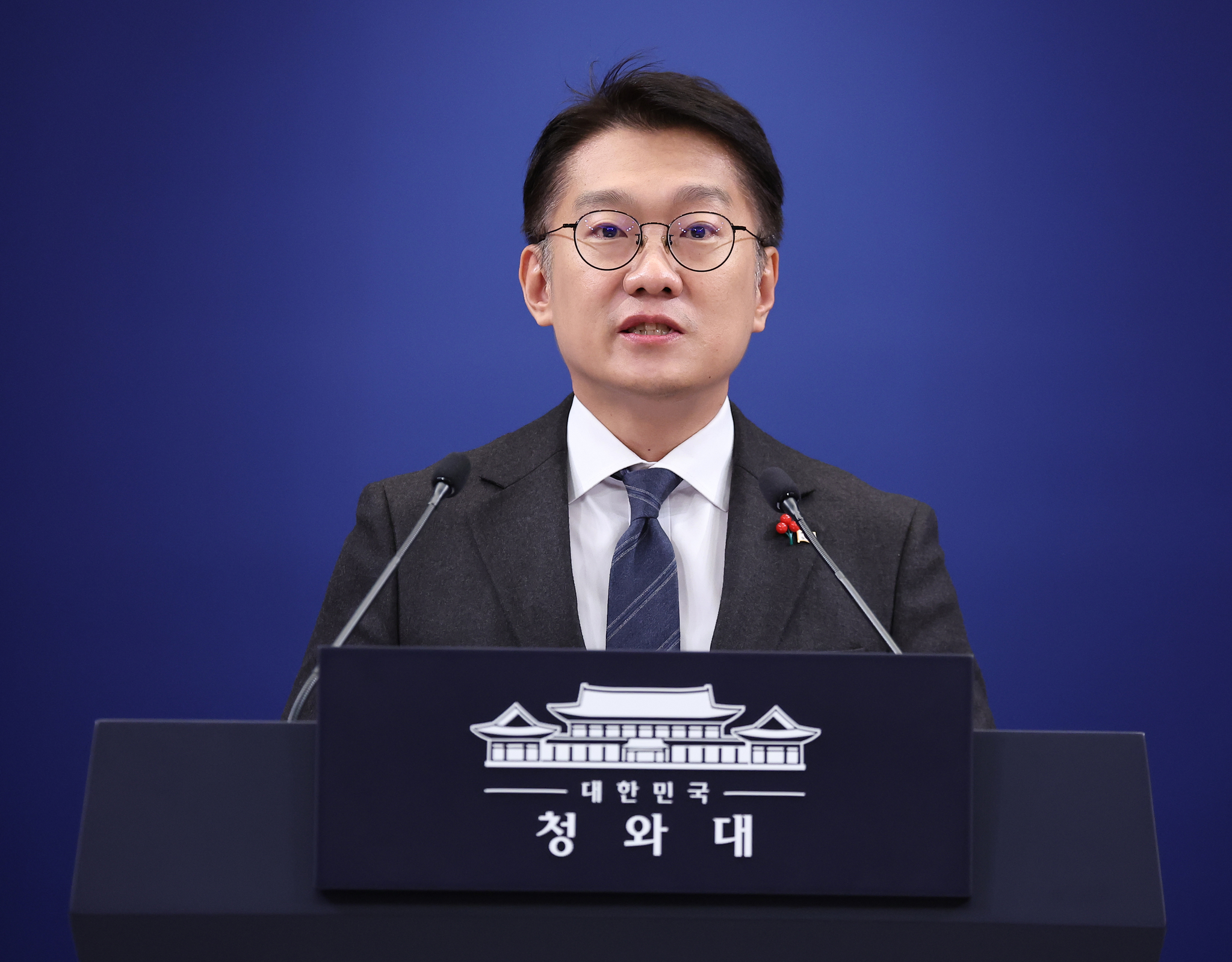 김남준 대변인이 지난해 12월 24일 청와대 춘추관에서 이재명 대통령과 김혜경 여사의 희귀 질환 환우·가족 현장 간담회 참석 관련 브리핑을 하고 있다. 연합뉴스