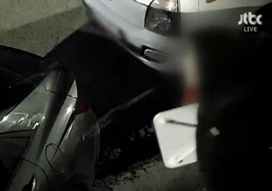 대전 유성구 한 빌라에 주차된 차량에 침을 뱉고 떠나는 남성의 모습. 사진 JTBC ‘사건반장’ 캡처