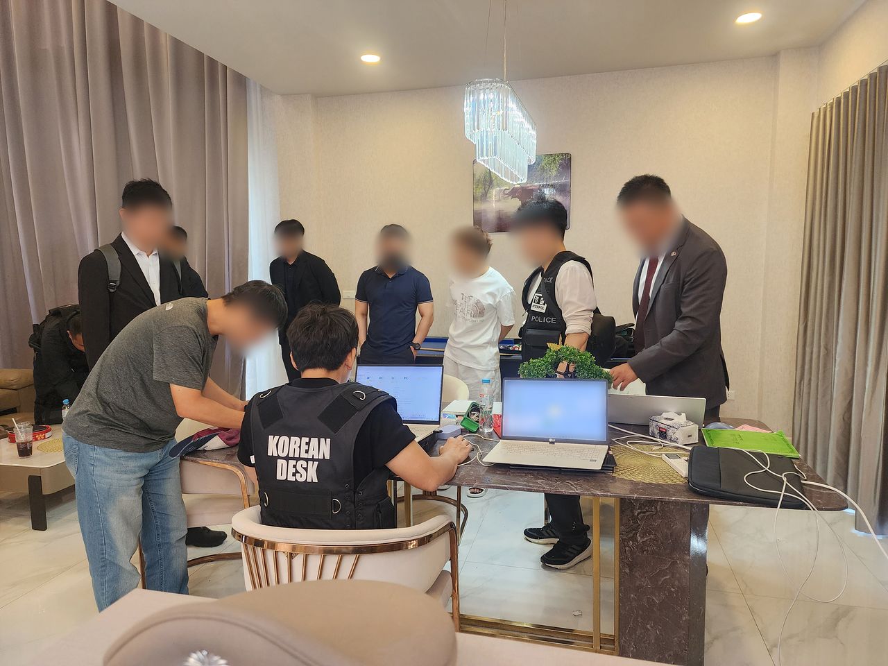 지난해 8월 캄보디아 범죄 단지에서 발생한 한국인 대학생 고문·살해사건에 관여한 혐의를 받는 스캠 조직의 총책급이 태국에서 검거된 모습(기사 내용과 연관없는 사진). 연합뉴스