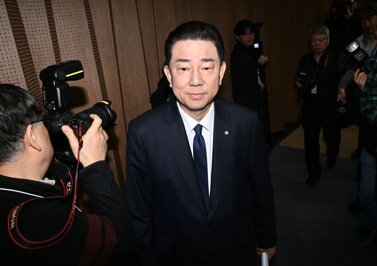 김병기 더불어민주당 의원이 19일 서울 여의도 국회 소통관에서 윤리심판원의 제명 처분 결정 등 그간의 심경에 관한 입장을 밝히고 퇴장하고 있다. 임현동 기자