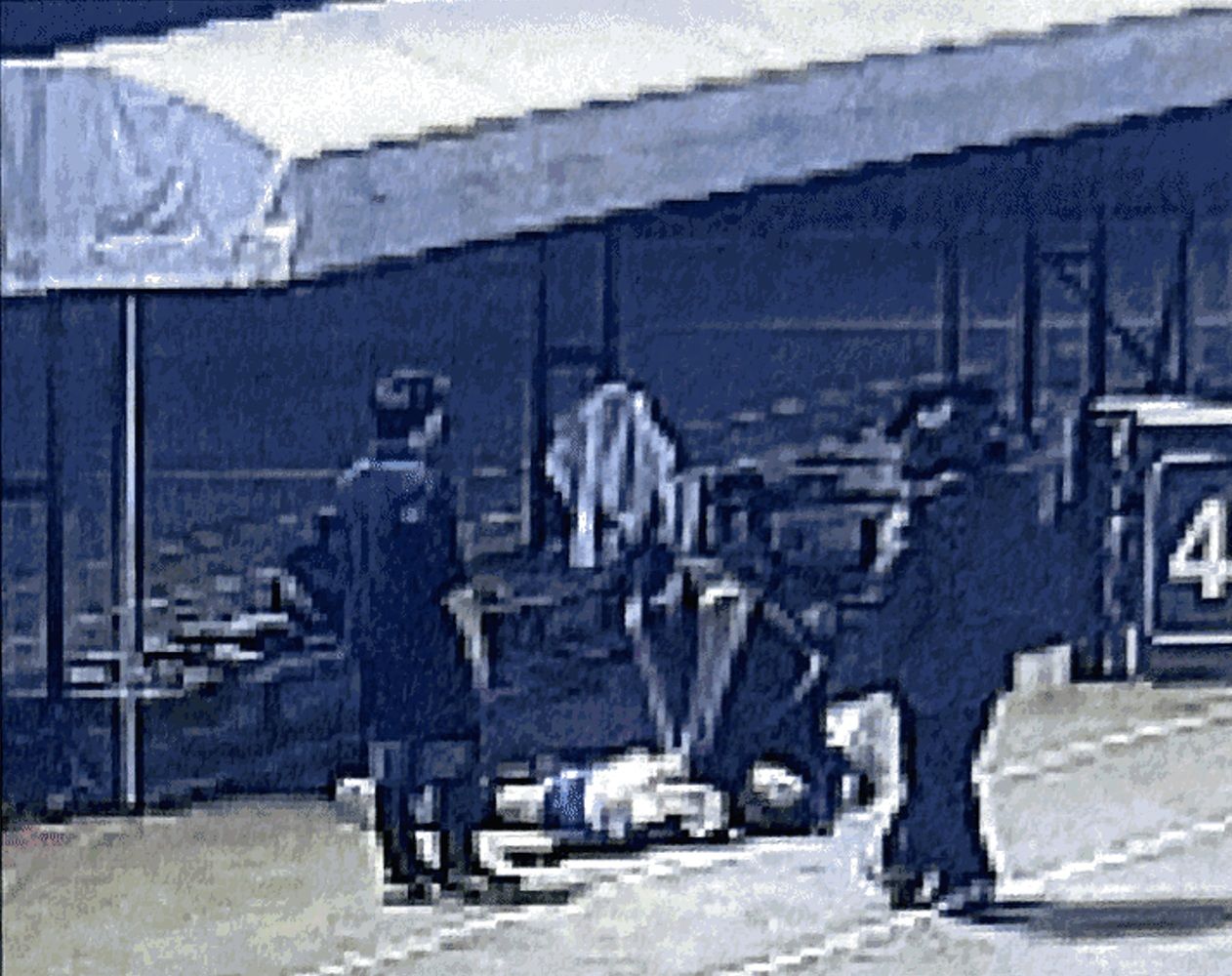 지난 16일 오후 경기도 안성시의 한 테니스장에서 쓰러진 A씨에게 용인소방서 최승호 소방교가 심폐소생술을 하고 있다. 경기도소방재난본부