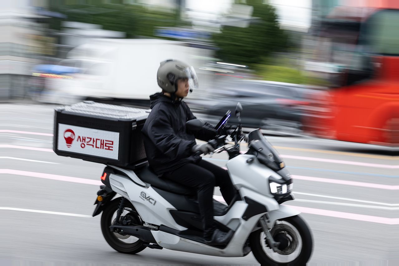 서울 서대문구 신촌에서 배달라이더가 이동하고 있다. 김현동 기자 