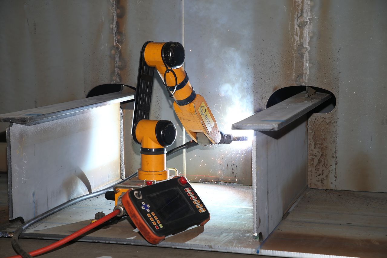 한화오션에서 선박 용접작업을 하는 협동로봇 모습. 사진 한화오션