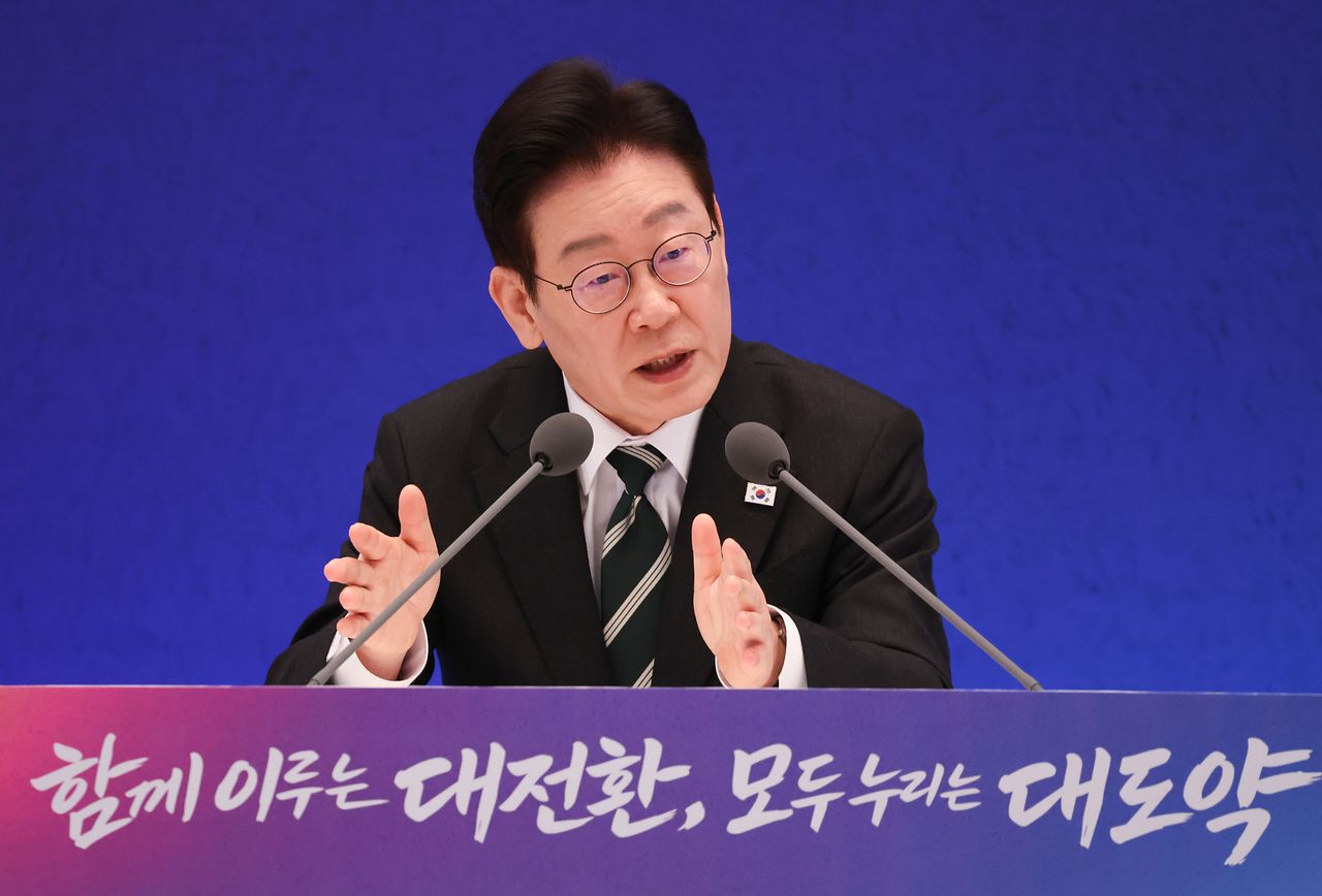 이재명 대통령이 21일 오전 청와대 영빈관에서 2026 신년 기자회견 '함께 이루는 대전환, 모두 누리는 대도약'에서 취재진 질문에 답하고 있다. 전민규 기자