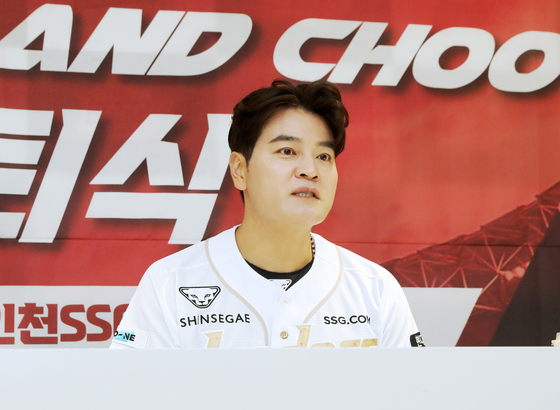 (인천=뉴스1) = 추신수 SSG 랜더스 구단주 보좌역 겸 육성총괄이 14일 인천 SSG랜더스필드에서 열린 자신의 은퇴식에서 취재진과 인터뷰하고 있다. (SSG 랜더스 제공, 재판매 및 DB금지) 2025.6.14/뉴스1